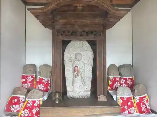 地蔵堂 (みよし野広場)の{uncategorized: "未分類", other: "その他", undefined: "問題あり", building: "その他建物", grave: "お墓", sacred_gate: "鳥居", guardian: "狛犬", statue: "像", buddha: "仏像", history: "歴史", nature: "自然", garden: "庭園", animal: "動物", pagoda: "塔", temizu: "手水舎", mountain_gate: "山門・神門", sanctuary: "本殿・本堂", subordinate: "末社・摂社", art: "芸術", scenery: "景色", jizo: "地蔵", ema: "絵馬", goshuin: "御朱印", omikuji: "おみくじ", items: "授与品その他", amulet: "お守り", goshuincho: "御朱印帳", eats: "食事", festival: "お祭り", votive_dance: "神楽", shichigosan: "七五三参", wedding: "結婚式", experience: "体験その他", initially: "初詣", around: "周辺", anti_infection: "感染症対策"}