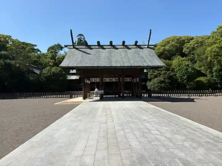 宮崎神宮の{uncategorized: "未分類", other: "その他", undefined: "問題あり", building: "その他建物", grave: "お墓", sacred_gate: "鳥居", guardian: "狛犬", statue: "像", buddha: "仏像", history: "歴史", nature: "自然", garden: "庭園", animal: "動物", pagoda: "塔", temizu: "手水舎", mountain_gate: "山門・神門", sanctuary: "本殿・本堂", subordinate: "末社・摂社", art: "芸術", scenery: "景色", jizo: "地蔵", ema: "絵馬", goshuin: "御朱印", omikuji: "おみくじ", items: "授与品その他", amulet: "お守り", goshuincho: "御朱印帳", eats: "食事", festival: "お祭り", votive_dance: "神楽", shichigosan: "七五三参", wedding: "結婚式", experience: "体験その他", initially: "初詣", around: "周辺", anti_infection: "感染症対策"}