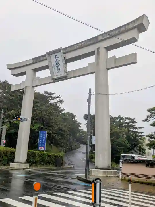 大洗磯前神社の{uncategorized: "未分類", other: "その他", undefined: "問題あり", building: "その他建物", grave: "お墓", sacred_gate: "鳥居", guardian: "狛犬", statue: "像", buddha: "仏像", history: "歴史", nature: "自然", garden: "庭園", animal: "動物", pagoda: "塔", temizu: "手水舎", mountain_gate: "山門・神門", sanctuary: "本殿・本堂", subordinate: "末社・摂社", art: "芸術", scenery: "景色", jizo: "地蔵", ema: "絵馬", goshuin: "御朱印", omikuji: "おみくじ", items: "授与品その他", amulet: "お守り", goshuincho: "御朱印帳", eats: "食事", festival: "お祭り", votive_dance: "神楽", shichigosan: "七五三参", wedding: "結婚式", experience: "体験その他", initially: "初詣", around: "周辺", anti_infection: "感染症対策"}