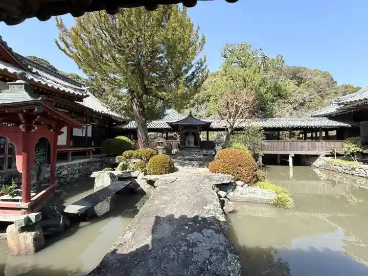 粉河寺の{uncategorized: "未分類", other: "その他", undefined: "問題あり", building: "その他建物", grave: "お墓", sacred_gate: "鳥居", guardian: "狛犬", statue: "像", buddha: "仏像", history: "歴史", nature: "自然", garden: "庭園", animal: "動物", pagoda: "塔", temizu: "手水舎", mountain_gate: "山門・神門", sanctuary: "本殿・本堂", subordinate: "末社・摂社", art: "芸術", scenery: "景色", jizo: "地蔵", ema: "絵馬", goshuin: "御朱印", omikuji: "おみくじ", items: "授与品その他", amulet: "お守り", goshuincho: "御朱印帳", eats: "食事", festival: "お祭り", votive_dance: "神楽", shichigosan: "七五三参", wedding: "結婚式", experience: "体験その他", initially: "初詣", around: "周辺", anti_infection: "感染症対策"}
