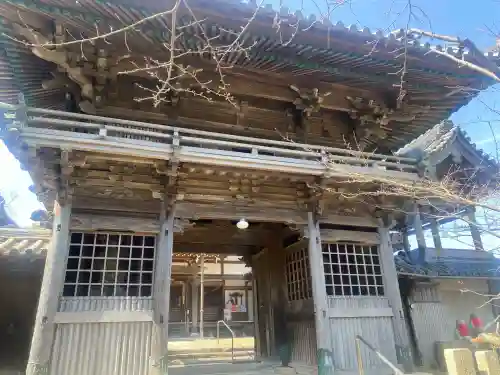 報恩講寺の{uncategorized: "未分類", other: "その他", undefined: "問題あり", building: "その他建物", grave: "お墓", sacred_gate: "鳥居", guardian: "狛犬", statue: "像", buddha: "仏像", history: "歴史", nature: "自然", garden: "庭園", animal: "動物", pagoda: "塔", temizu: "手水舎", mountain_gate: "山門・神門", sanctuary: "本殿・本堂", subordinate: "末社・摂社", art: "芸術", scenery: "景色", jizo: "地蔵", ema: "絵馬", goshuin: "御朱印", omikuji: "おみくじ", items: "授与品その他", amulet: "お守り", goshuincho: "御朱印帳", eats: "食事", festival: "お祭り", votive_dance: "神楽", shichigosan: "七五三参", wedding: "結婚式", experience: "体験その他", initially: "初詣", around: "周辺", anti_infection: "感染症対策"}