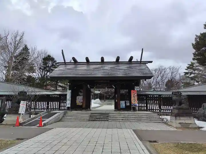 札幌護國神社の山門・神門