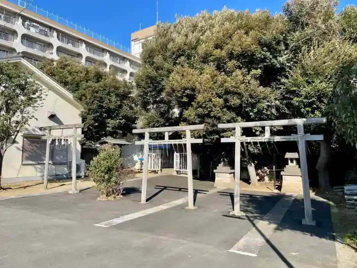 本一色天祖神社の{uncategorized: "未分類", other: "その他", undefined: "問題あり", building: "その他建物", grave: "お墓", sacred_gate: "鳥居", guardian: "狛犬", statue: "像", buddha: "仏像", history: "歴史", nature: "自然", garden: "庭園", animal: "動物", pagoda: "塔", temizu: "手水舎", mountain_gate: "山門・神門", sanctuary: "本殿・本堂", subordinate: "末社・摂社", art: "芸術", scenery: "景色", jizo: "地蔵", ema: "絵馬", goshuin: "御朱印", omikuji: "おみくじ", items: "授与品その他", amulet: "お守り", goshuincho: "御朱印帳", eats: "食事", festival: "お祭り", votive_dance: "神楽", shichigosan: "七五三参", wedding: "結婚式", experience: "体験その他", initially: "初詣", around: "周辺", anti_infection: "感染症対策"}