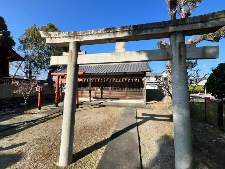 稲荷神社の{uncategorized: "未分類", other: "その他", undefined: "問題あり", building: "その他建物", grave: "お墓", sacred_gate: "鳥居", guardian: "狛犬", statue: "像", buddha: "仏像", history: "歴史", nature: "自然", garden: "庭園", animal: "動物", pagoda: "塔", temizu: "手水舎", mountain_gate: "山門・神門", sanctuary: "本殿・本堂", subordinate: "末社・摂社", art: "芸術", scenery: "景色", jizo: "地蔵", ema: "絵馬", goshuin: "御朱印", omikuji: "おみくじ", items: "授与品その他", amulet: "お守り", goshuincho: "御朱印帳", eats: "食事", festival: "お祭り", votive_dance: "神楽", shichigosan: "七五三参", wedding: "結婚式", experience: "体験その他", initially: "初詣", around: "周辺", anti_infection: "感染症対策"}