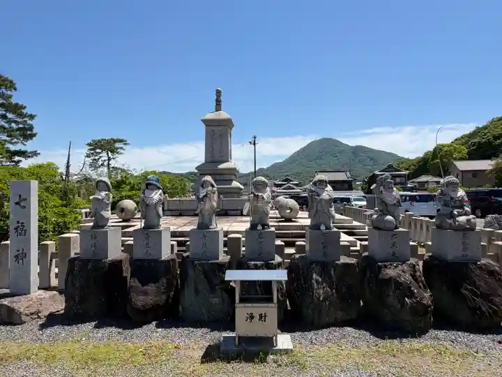善通寺の{uncategorized: "未分類", other: "その他", undefined: "問題あり", building: "その他建物", grave: "お墓", sacred_gate: "鳥居", guardian: "狛犬", statue: "像", buddha: "仏像", history: "歴史", nature: "自然", garden: "庭園", animal: "動物", pagoda: "塔", temizu: "手水舎", mountain_gate: "山門・神門", sanctuary: "本殿・本堂", subordinate: "末社・摂社", art: "芸術", scenery: "景色", jizo: "地蔵", ema: "絵馬", goshuin: "御朱印", omikuji: "おみくじ", items: "授与品その他", amulet: "お守り", goshuincho: "御朱印帳", eats: "食事", festival: "お祭り", votive_dance: "神楽", shichigosan: "七五三参", wedding: "結婚式", experience: "体験その他", initially: "初詣", around: "周辺", anti_infection: "感染症対策"}