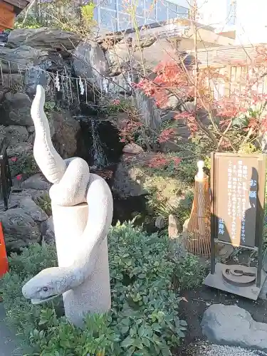 蛇窪神社の{uncategorized: "未分類", other: "その他", undefined: "問題あり", building: "その他建物", grave: "お墓", sacred_gate: "鳥居", guardian: "狛犬", statue: "像", buddha: "仏像", history: "歴史", nature: "自然", garden: "庭園", animal: "動物", pagoda: "塔", temizu: "手水舎", mountain_gate: "山門・神門", sanctuary: "本殿・本堂", subordinate: "末社・摂社", art: "芸術", scenery: "景色", jizo: "地蔵", ema: "絵馬", goshuin: "御朱印", omikuji: "おみくじ", items: "授与品その他", amulet: "お守り", goshuincho: "御朱印帳", eats: "食事", festival: "お祭り", votive_dance: "神楽", shichigosan: "七五三参", wedding: "結婚式", experience: "体験その他", initially: "初詣", around: "周辺", anti_infection: "感染症対策"}