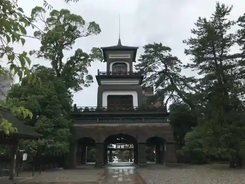 尾山神社の山門