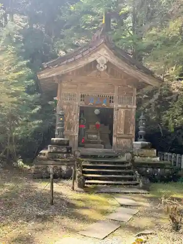 満願寺の{uncategorized: "未分類", other: "その他", undefined: "問題あり", building: "その他建物", grave: "お墓", sacred_gate: "鳥居", guardian: "狛犬", statue: "像", buddha: "仏像", history: "歴史", nature: "自然", garden: "庭園", animal: "動物", pagoda: "塔", temizu: "手水舎", mountain_gate: "山門・神門", sanctuary: "本殿・本堂", subordinate: "末社・摂社", art: "芸術", scenery: "景色", jizo: "地蔵", ema: "絵馬", goshuin: "御朱印", omikuji: "おみくじ", items: "授与品その他", amulet: "お守り", goshuincho: "御朱印帳", eats: "食事", festival: "お祭り", votive_dance: "神楽", shichigosan: "七五三参", wedding: "結婚式", experience: "体験その他", initially: "初詣", around: "周辺", anti_infection: "感染症対策"}