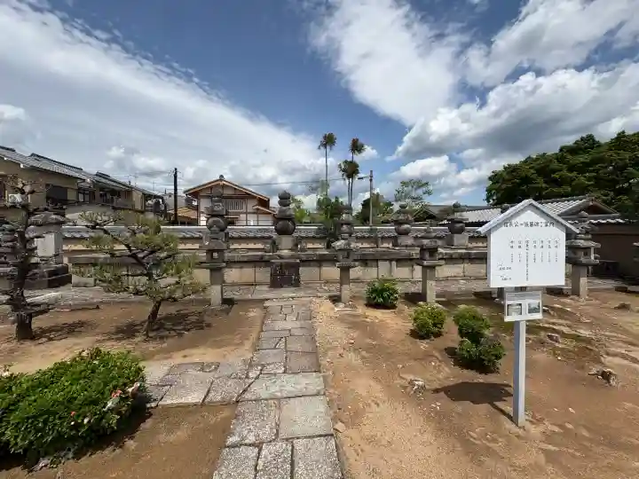 総見院の{uncategorized: "未分類", other: "その他", undefined: "問題あり", building: "その他建物", grave: "お墓", sacred_gate: "鳥居", guardian: "狛犬", statue: "像", buddha: "仏像", history: "歴史", nature: "自然", garden: "庭園", animal: "動物", pagoda: "塔", temizu: "手水舎", mountain_gate: "山門・神門", sanctuary: "本殿・本堂", subordinate: "末社・摂社", art: "芸術", scenery: "景色", jizo: "地蔵", ema: "絵馬", goshuin: "御朱印", omikuji: "おみくじ", items: "授与品その他", amulet: "お守り", goshuincho: "御朱印帳", eats: "食事", festival: "お祭り", votive_dance: "神楽", shichigosan: "七五三参", wedding: "結婚式", experience: "体験その他", initially: "初詣", around: "周辺", anti_infection: "感染症対策"}