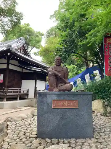 安居神社の像