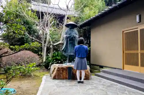 徳法寺の像