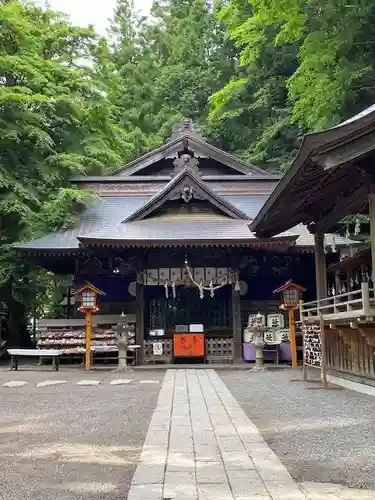 新倉富士浅間神社の本殿・本堂