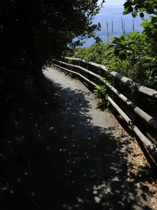 石室神社の{uncategorized: "未分類", other: "その他", undefined: "問題あり", building: "その他建物", grave: "お墓", sacred_gate: "鳥居", guardian: "狛犬", statue: "像", buddha: "仏像", history: "歴史", nature: "自然", garden: "庭園", animal: "動物", pagoda: "塔", temizu: "手水舎", mountain_gate: "山門・神門", sanctuary: "本殿・本堂", subordinate: "末社・摂社", art: "芸術", scenery: "景色", jizo: "地蔵", ema: "絵馬", goshuin: "御朱印", omikuji: "おみくじ", items: "授与品その他", amulet: "お守り", goshuincho: "御朱印帳", eats: "食事", festival: "お祭り", votive_dance: "神楽", shichigosan: "七五三参", wedding: "結婚式", experience: "体験その他", initially: "初詣", around: "周辺", anti_infection: "感染症対策"}
