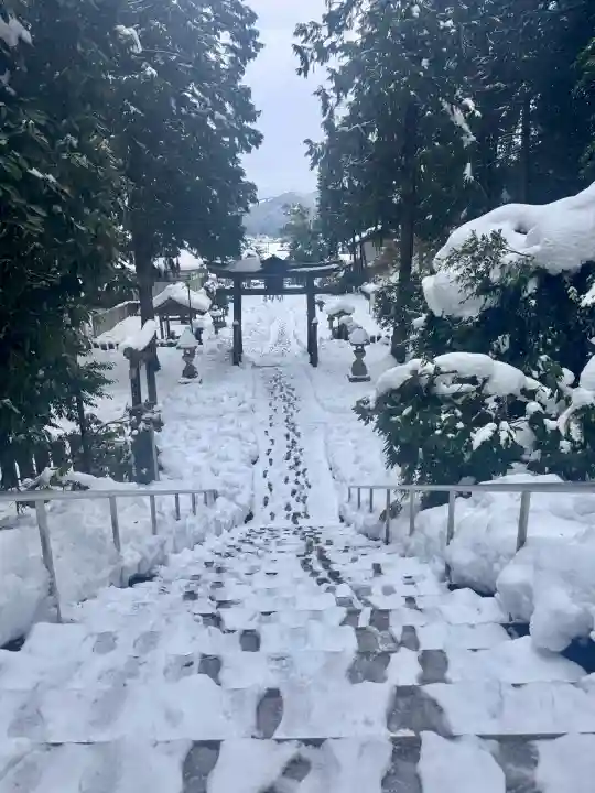 倭文神社の{uncategorized: "未分類", other: "その他", undefined: "問題あり", building: "その他建物", grave: "お墓", sacred_gate: "鳥居", guardian: "狛犬", statue: "像", buddha: "仏像", history: "歴史", nature: "自然", garden: "庭園", animal: "動物", pagoda: "塔", temizu: "手水舎", mountain_gate: "山門・神門", sanctuary: "本殿・本堂", subordinate: "末社・摂社", art: "芸術", scenery: "景色", jizo: "地蔵", ema: "絵馬", goshuin: "御朱印", omikuji: "おみくじ", items: "授与品その他", amulet: "お守り", goshuincho: "御朱印帳", eats: "食事", festival: "お祭り", votive_dance: "神楽", shichigosan: "七五三参", wedding: "結婚式", experience: "体験その他", initially: "初詣", around: "周辺", anti_infection: "感染症対策"}