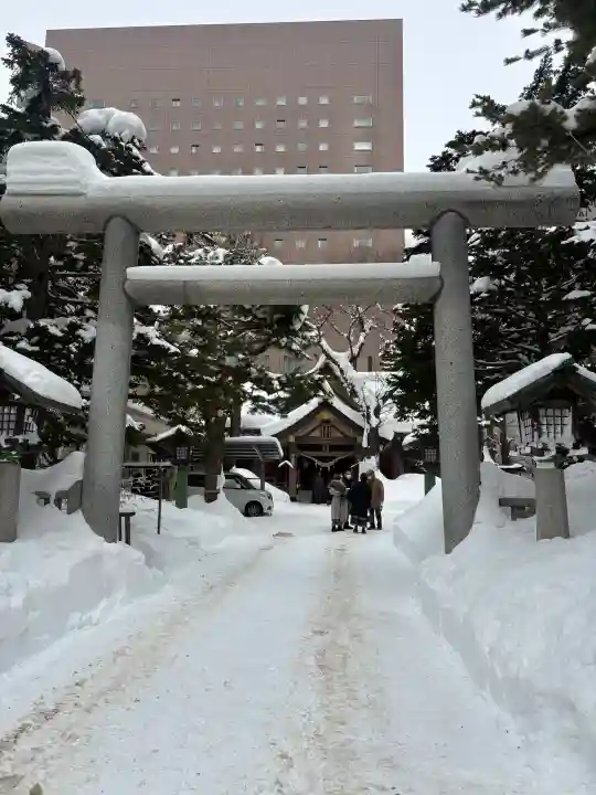 三吉神社の{uncategorized: "未分類", other: "その他", undefined: "問題あり", building: "その他建物", grave: "お墓", sacred_gate: "鳥居", guardian: "狛犬", statue: "像", buddha: "仏像", history: "歴史", nature: "自然", garden: "庭園", animal: "動物", pagoda: "塔", temizu: "手水舎", mountain_gate: "山門・神門", sanctuary: "本殿・本堂", subordinate: "末社・摂社", art: "芸術", scenery: "景色", jizo: "地蔵", ema: "絵馬", goshuin: "御朱印", omikuji: "おみくじ", items: "授与品その他", amulet: "お守り", goshuincho: "御朱印帳", eats: "食事", festival: "お祭り", votive_dance: "神楽", shichigosan: "七五三参", wedding: "結婚式", experience: "体験その他", initially: "初詣", around: "周辺", anti_infection: "感染症対策"}