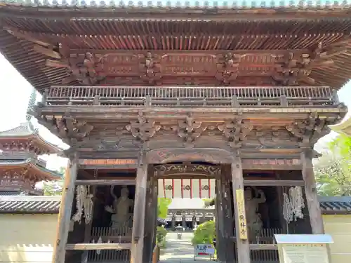 鶴林寺の山門