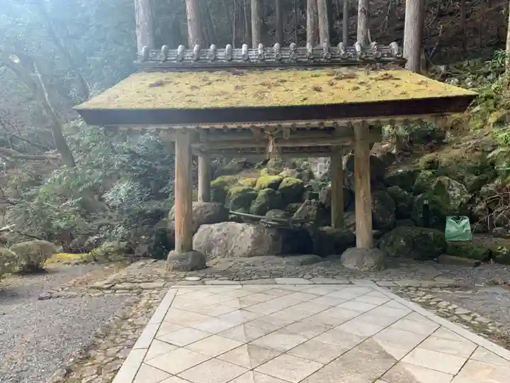 身延山 祖廟拝殿の手水舎
