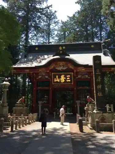 三峯神社の山門