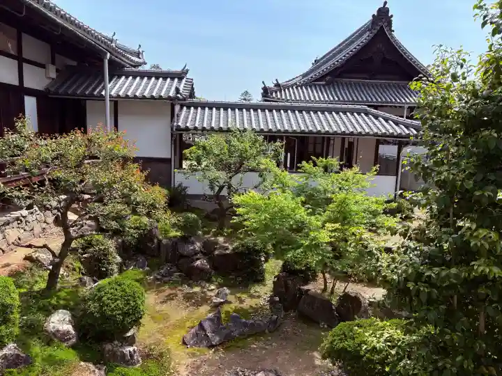 興聖寺(興聖寶林禅寺)の{uncategorized: "未分類", other: "その他", undefined: "問題あり", building: "その他建物", grave: "お墓", sacred_gate: "鳥居", guardian: "狛犬", statue: "像", buddha: "仏像", history: "歴史", nature: "自然", garden: "庭園", animal: "動物", pagoda: "塔", temizu: "手水舎", mountain_gate: "山門・神門", sanctuary: "本殿・本堂", subordinate: "末社・摂社", art: "芸術", scenery: "景色", jizo: "地蔵", ema: "絵馬", goshuin: "御朱印", omikuji: "おみくじ", items: "授与品その他", amulet: "お守り", goshuincho: "御朱印帳", eats: "食事", festival: "お祭り", votive_dance: "神楽", shichigosan: "七五三参", wedding: "結婚式", experience: "体験その他", initially: "初詣", around: "周辺", anti_infection: "感染症対策"}