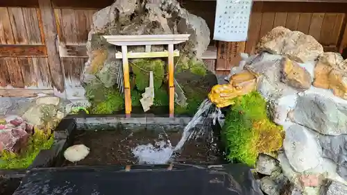 胸肩神社の手水