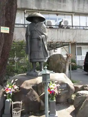 東本願寺の像