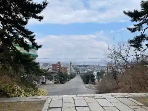 函館護國神社の{uncategorized: "未分類", other: "その他", undefined: "問題あり", building: "その他建物", grave: "お墓", sacred_gate: "鳥居", guardian: "狛犬", statue: "像", buddha: "仏像", history: "歴史", nature: "自然", garden: "庭園", animal: "動物", pagoda: "塔", temizu: "手水舎", mountain_gate: "山門・神門", sanctuary: "本殿・本堂", subordinate: "末社・摂社", art: "芸術", scenery: "景色", jizo: "地蔵", ema: "絵馬", goshuin: "御朱印", omikuji: "おみくじ", items: "授与品その他", amulet: "お守り", goshuincho: "御朱印帳", eats: "食事", festival: "お祭り", votive_dance: "神楽", shichigosan: "七五三参", wedding: "結婚式", experience: "体験その他", initially: "初詣", around: "周辺", anti_infection: "感染症対策"}