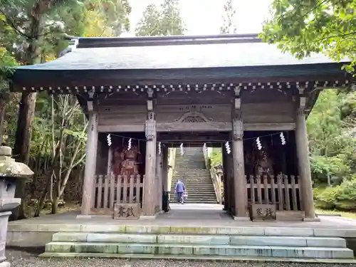 真山神社の山門・神門