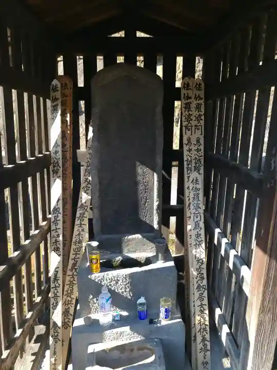 泉岳寺の{uncategorized: "未分類", other: "その他", undefined: "問題あり", building: "その他建物", grave: "お墓", sacred_gate: "鳥居", guardian: "狛犬", statue: "像", buddha: "仏像", history: "歴史", nature: "自然", garden: "庭園", animal: "動物", pagoda: "塔", temizu: "手水舎", mountain_gate: "山門・神門", sanctuary: "本殿・本堂", subordinate: "末社・摂社", art: "芸術", scenery: "景色", jizo: "地蔵", ema: "絵馬", goshuin: "御朱印", omikuji: "おみくじ", items: "授与品その他", amulet: "お守り", goshuincho: "御朱印帳", eats: "食事", festival: "お祭り", votive_dance: "神楽", shichigosan: "七五三参", wedding: "結婚式", experience: "体験その他", initially: "初詣", around: "周辺", anti_infection: "感染症対策"}