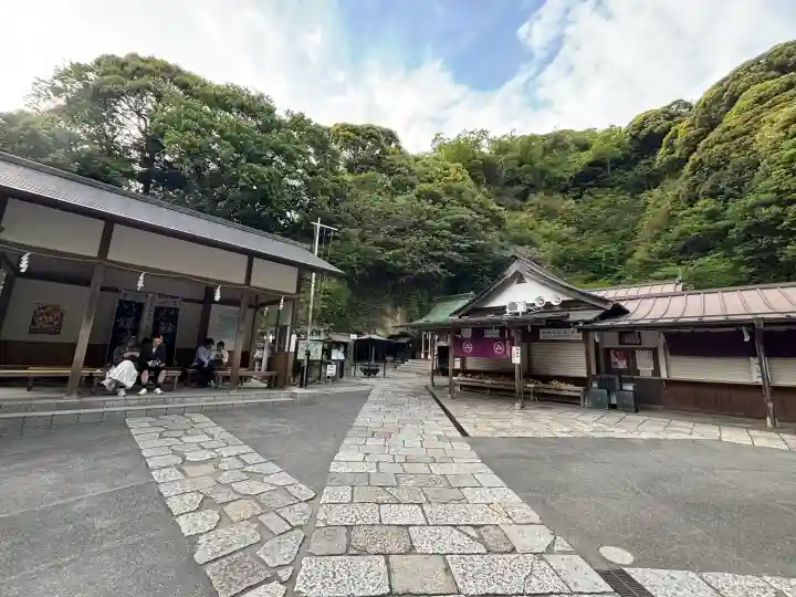 銭洗弁財天宇賀福神社の{uncategorized: "未分類", other: "その他", undefined: "問題あり", building: "その他建物", grave: "お墓", sacred_gate: "鳥居", guardian: "狛犬", statue: "像", buddha: "仏像", history: "歴史", nature: "自然", garden: "庭園", animal: "動物", pagoda: "塔", temizu: "手水舎", mountain_gate: "山門・神門", sanctuary: "本殿・本堂", subordinate: "末社・摂社", art: "芸術", scenery: "景色", jizo: "地蔵", ema: "絵馬", goshuin: "御朱印", omikuji: "おみくじ", items: "授与品その他", amulet: "お守り", goshuincho: "御朱印帳", eats: "食事", festival: "お祭り", votive_dance: "神楽", shichigosan: "七五三参", wedding: "結婚式", experience: "体験その他", initially: "初詣", around: "周辺", anti_infection: "感染症対策"}