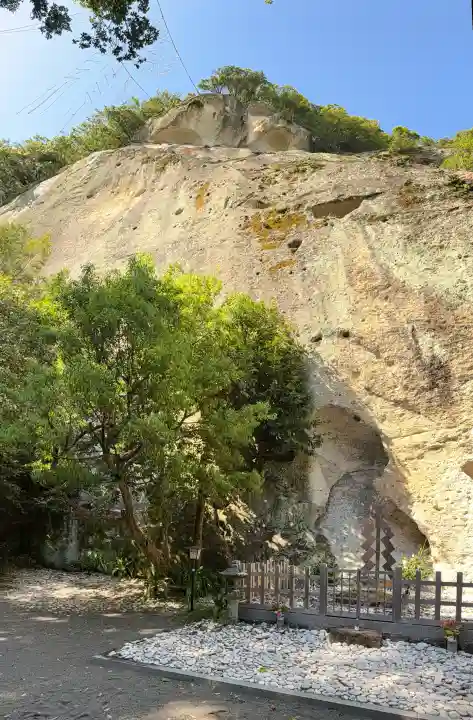 花窟神社の{uncategorized: "未分類", other: "その他", undefined: "問題あり", building: "その他建物", grave: "お墓", sacred_gate: "鳥居", guardian: "狛犬", statue: "像", buddha: "仏像", history: "歴史", nature: "自然", garden: "庭園", animal: "動物", pagoda: "塔", temizu: "手水舎", mountain_gate: "山門・神門", sanctuary: "本殿・本堂", subordinate: "末社・摂社", art: "芸術", scenery: "景色", jizo: "地蔵", ema: "絵馬", goshuin: "御朱印", omikuji: "おみくじ", items: "授与品その他", amulet: "お守り", goshuincho: "御朱印帳", eats: "食事", festival: "お祭り", votive_dance: "神楽", shichigosan: "七五三参", wedding: "結婚式", experience: "体験その他", initially: "初詣", around: "周辺", anti_infection: "感染症対策"}