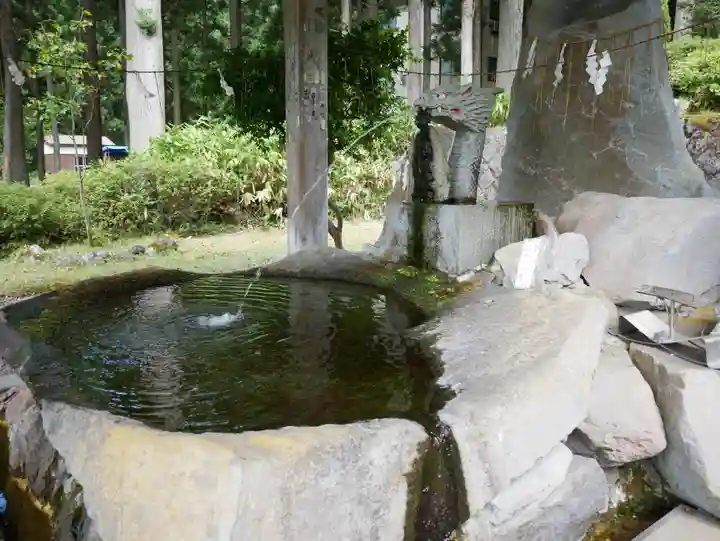 八海山尊神社の手水舎