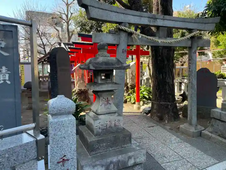千種稲荷神社の{uncategorized: "未分類", other: "その他", undefined: "問題あり", building: "その他建物", grave: "お墓", sacred_gate: "鳥居", guardian: "狛犬", statue: "像", buddha: "仏像", history: "歴史", nature: "自然", garden: "庭園", animal: "動物", pagoda: "塔", temizu: "手水舎", mountain_gate: "山門・神門", sanctuary: "本殿・本堂", subordinate: "末社・摂社", art: "芸術", scenery: "景色", jizo: "地蔵", ema: "絵馬", goshuin: "御朱印", omikuji: "おみくじ", items: "授与品その他", amulet: "お守り", goshuincho: "御朱印帳", eats: "食事", festival: "お祭り", votive_dance: "神楽", shichigosan: "七五三参", wedding: "結婚式", experience: "体験その他", initially: "初詣", around: "周辺", anti_infection: "感染症対策"}