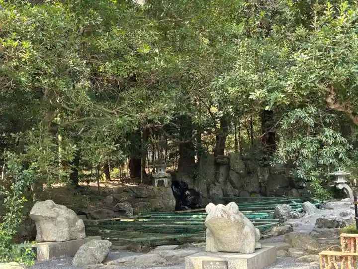 椿大神社の{uncategorized: "未分類", other: "その他", undefined: "問題あり", building: "その他建物", grave: "お墓", sacred_gate: "鳥居", guardian: "狛犬", statue: "像", buddha: "仏像", history: "歴史", nature: "自然", garden: "庭園", animal: "動物", pagoda: "塔", temizu: "手水舎", mountain_gate: "山門・神門", sanctuary: "本殿・本堂", subordinate: "末社・摂社", art: "芸術", scenery: "景色", jizo: "地蔵", ema: "絵馬", goshuin: "御朱印", omikuji: "おみくじ", items: "授与品その他", amulet: "お守り", goshuincho: "御朱印帳", eats: "食事", festival: "お祭り", votive_dance: "神楽", shichigosan: "七五三参", wedding: "結婚式", experience: "体験その他", initially: "初詣", around: "周辺", anti_infection: "感染症対策"}