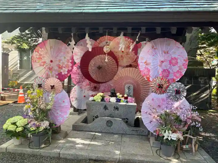 札幌諏訪神社の{uncategorized: "未分類", other: "その他", undefined: "問題あり", building: "その他建物", grave: "お墓", sacred_gate: "鳥居", guardian: "狛犬", statue: "像", buddha: "仏像", history: "歴史", nature: "自然", garden: "庭園", animal: "動物", pagoda: "塔", temizu: "手水舎", mountain_gate: "山門・神門", sanctuary: "本殿・本堂", subordinate: "末社・摂社", art: "芸術", scenery: "景色", jizo: "地蔵", ema: "絵馬", goshuin: "御朱印", omikuji: "おみくじ", items: "授与品その他", amulet: "お守り", goshuincho: "御朱印帳", eats: "食事", festival: "お祭り", votive_dance: "神楽", shichigosan: "七五三参", wedding: "結婚式", experience: "体験その他", initially: "初詣", around: "周辺", anti_infection: "感染症対策"}