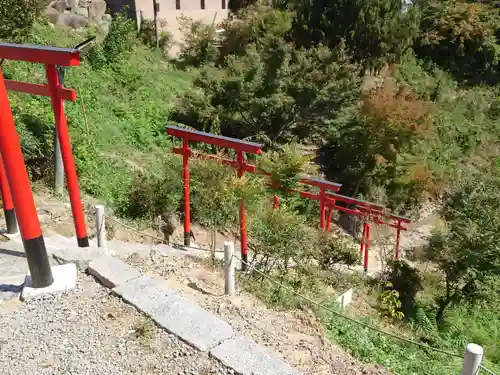 差出磯大嶽山神社 仕事と健康と厄よけの神さまの鳥居