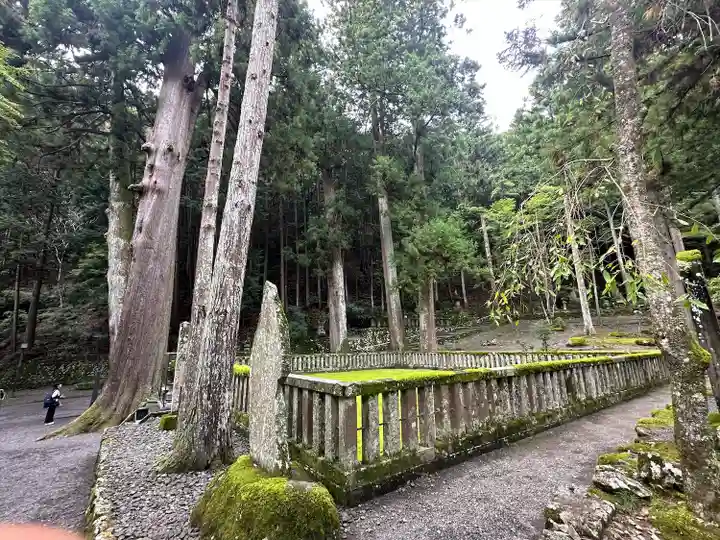 久遠寺御廟所(山梨県)
