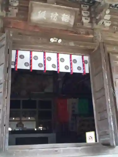 椎尾山薬王院の本殿・本堂
