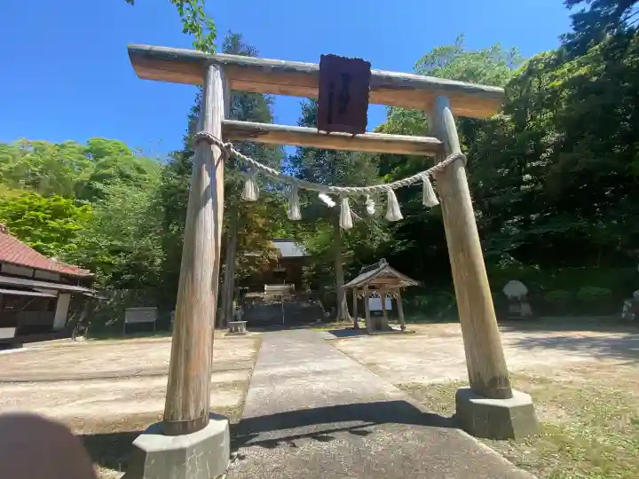 井戸神社の{uncategorized: "未分類", other: "その他", undefined: "問題あり", building: "その他建物", grave: "お墓", sacred_gate: "鳥居", guardian: "狛犬", statue: "像", buddha: "仏像", history: "歴史", nature: "自然", garden: "庭園", animal: "動物", pagoda: "塔", temizu: "手水舎", mountain_gate: "山門・神門", sanctuary: "本殿・本堂", subordinate: "末社・摂社", art: "芸術", scenery: "景色", jizo: "地蔵", ema: "絵馬", goshuin: "御朱印", omikuji: "おみくじ", items: "授与品その他", amulet: "お守り", goshuincho: "御朱印帳", eats: "食事", festival: "お祭り", votive_dance: "神楽", shichigosan: "七五三参", wedding: "結婚式", experience: "体験その他", initially: "初詣", around: "周辺", anti_infection: "感染症対策"}