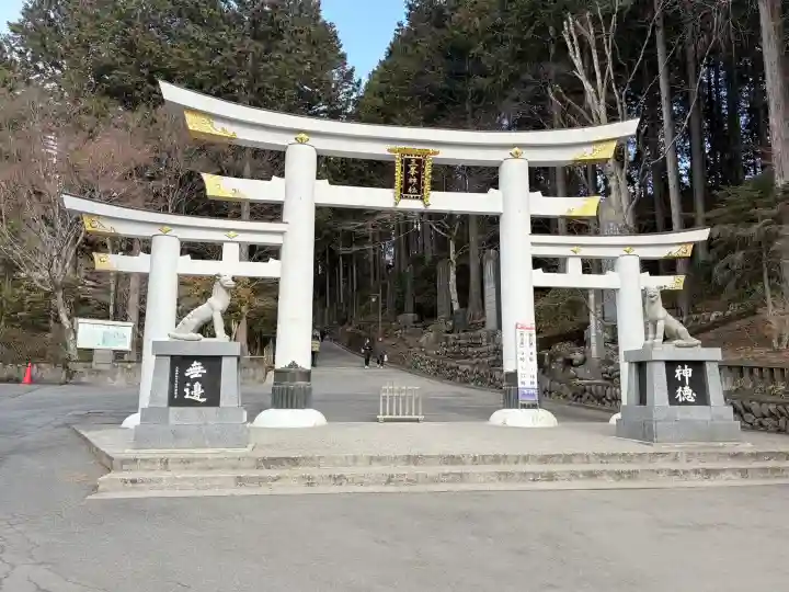 三峯神社の{uncategorized: "未分類", other: "その他", undefined: "問題あり", building: "その他建物", grave: "お墓", sacred_gate: "鳥居", guardian: "狛犬", statue: "像", buddha: "仏像", history: "歴史", nature: "自然", garden: "庭園", animal: "動物", pagoda: "塔", temizu: "手水舎", mountain_gate: "山門・神門", sanctuary: "本殿・本堂", subordinate: "末社・摂社", art: "芸術", scenery: "景色", jizo: "地蔵", ema: "絵馬", goshuin: "御朱印", omikuji: "おみくじ", items: "授与品その他", amulet: "お守り", goshuincho: "御朱印帳", eats: "食事", festival: "お祭り", votive_dance: "神楽", shichigosan: "七五三参", wedding: "結婚式", experience: "体験その他", initially: "初詣", around: "周辺", anti_infection: "感染症対策"}