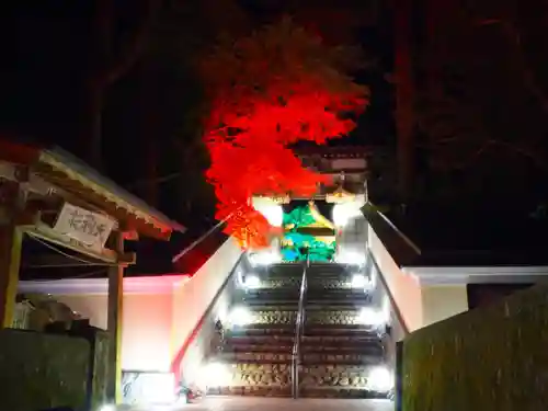 目の霊山　油山寺の山門・神門
