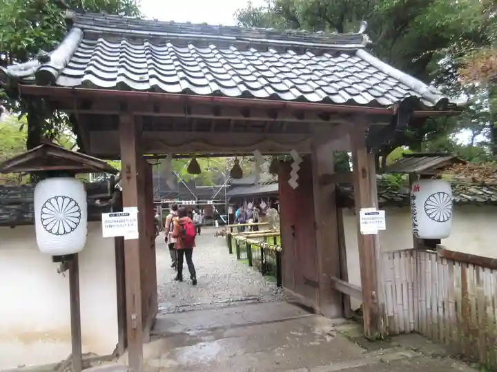 𠮷水神社(吉水神社)の山門・神門