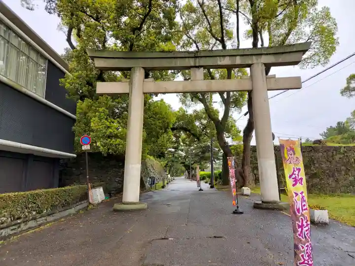 和歌山縣護國神社の{uncategorized: "未分類", other: "その他", undefined: "問題あり", building: "その他建物", grave: "お墓", sacred_gate: "鳥居", guardian: "狛犬", statue: "像", buddha: "仏像", history: "歴史", nature: "自然", garden: "庭園", animal: "動物", pagoda: "塔", temizu: "手水舎", mountain_gate: "山門・神門", sanctuary: "本殿・本堂", subordinate: "末社・摂社", art: "芸術", scenery: "景色", jizo: "地蔵", ema: "絵馬", goshuin: "御朱印", omikuji: "おみくじ", items: "授与品その他", amulet: "お守り", goshuincho: "御朱印帳", eats: "食事", festival: "お祭り", votive_dance: "神楽", shichigosan: "七五三参", wedding: "結婚式", experience: "体験その他", initially: "初詣", around: "周辺", anti_infection: "感染症対策"}