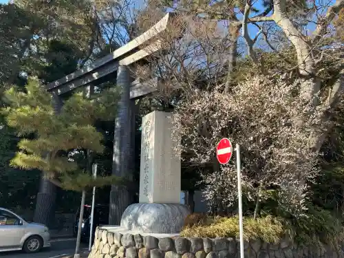 寒川神社の{uncategorized: "未分類", other: "その他", undefined: "問題あり", building: "その他建物", grave: "お墓", sacred_gate: "鳥居", guardian: "狛犬", statue: "像", buddha: "仏像", history: "歴史", nature: "自然", garden: "庭園", animal: "動物", pagoda: "塔", temizu: "手水舎", mountain_gate: "山門・神門", sanctuary: "本殿・本堂", subordinate: "末社・摂社", art: "芸術", scenery: "景色", jizo: "地蔵", ema: "絵馬", goshuin: "御朱印", omikuji: "おみくじ", items: "授与品その他", amulet: "お守り", goshuincho: "御朱印帳", eats: "食事", festival: "お祭り", votive_dance: "神楽", shichigosan: "七五三参", wedding: "結婚式", experience: "体験その他", initially: "初詣", around: "周辺", anti_infection: "感染症対策"}
