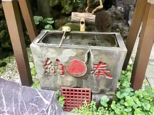 於三稲荷神社の手水舎