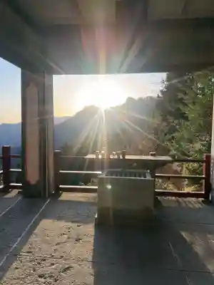 三峯神社の{uncategorized: "未分類", other: "その他", undefined: "問題あり", building: "その他建物", grave: "お墓", sacred_gate: "鳥居", guardian: "狛犬", statue: "像", buddha: "仏像", history: "歴史", nature: "自然", garden: "庭園", animal: "動物", pagoda: "塔", temizu: "手水舎", mountain_gate: "山門・神門", sanctuary: "本殿・本堂", subordinate: "末社・摂社", art: "芸術", scenery: "景色", jizo: "地蔵", ema: "絵馬", goshuin: "御朱印", omikuji: "おみくじ", items: "授与品その他", amulet: "お守り", goshuincho: "御朱印帳", eats: "食事", festival: "お祭り", votive_dance: "神楽", shichigosan: "七五三参", wedding: "結婚式", experience: "体験その他", initially: "初詣", around: "周辺", anti_infection: "感染症対策"}