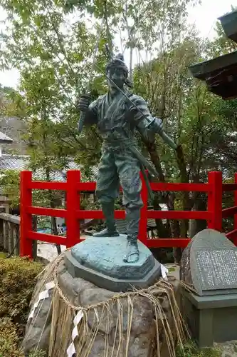 八大神社の像