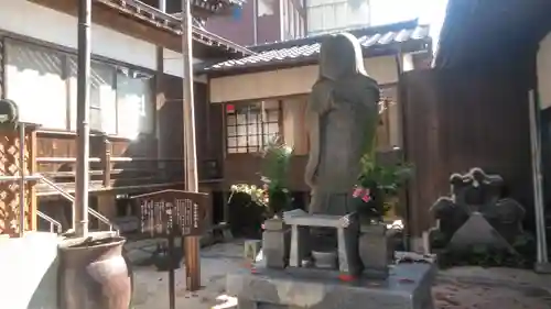 普門寺の像