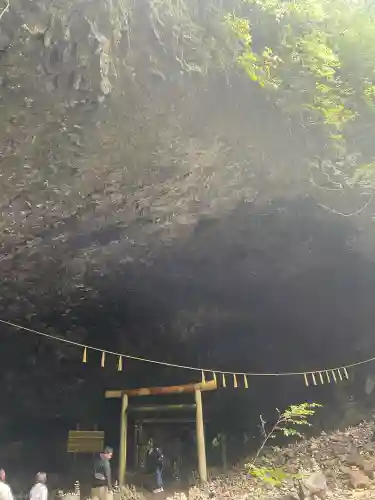 天安河原宮の{uncategorized: "未分類", other: "その他", undefined: "問題あり", building: "その他建物", grave: "お墓", sacred_gate: "鳥居", guardian: "狛犬", statue: "像", buddha: "仏像", history: "歴史", nature: "自然", garden: "庭園", animal: "動物", pagoda: "塔", temizu: "手水舎", mountain_gate: "山門・神門", sanctuary: "本殿・本堂", subordinate: "末社・摂社", art: "芸術", scenery: "景色", jizo: "地蔵", ema: "絵馬", goshuin: "御朱印", omikuji: "おみくじ", items: "授与品その他", amulet: "お守り", goshuincho: "御朱印帳", eats: "食事", festival: "お祭り", votive_dance: "神楽", shichigosan: "七五三参", wedding: "結婚式", experience: "体験その他", initially: "初詣", around: "周辺", anti_infection: "感染症対策"}