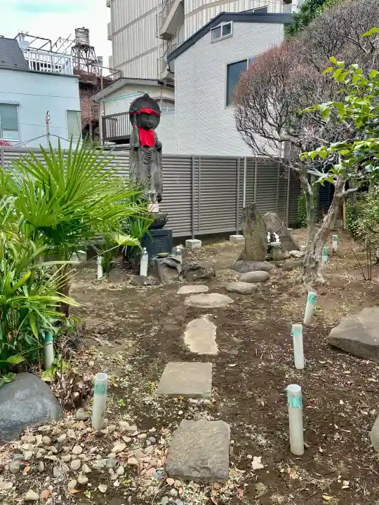 靍護稲荷神社の{uncategorized: "未分類", other: "その他", undefined: "問題あり", building: "その他建物", grave: "お墓", sacred_gate: "鳥居", guardian: "狛犬", statue: "像", buddha: "仏像", history: "歴史", nature: "自然", garden: "庭園", animal: "動物", pagoda: "塔", temizu: "手水舎", mountain_gate: "山門・神門", sanctuary: "本殿・本堂", subordinate: "末社・摂社", art: "芸術", scenery: "景色", jizo: "地蔵", ema: "絵馬", goshuin: "御朱印", omikuji: "おみくじ", items: "授与品その他", amulet: "お守り", goshuincho: "御朱印帳", eats: "食事", festival: "お祭り", votive_dance: "神楽", shichigosan: "七五三参", wedding: "結婚式", experience: "体験その他", initially: "初詣", around: "周辺", anti_infection: "感染症対策"}