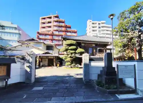 蓮光寺の{uncategorized: "未分類", other: "その他", undefined: "問題あり", building: "その他建物", grave: "お墓", sacred_gate: "鳥居", guardian: "狛犬", statue: "像", buddha: "仏像", history: "歴史", nature: "自然", garden: "庭園", animal: "動物", pagoda: "塔", temizu: "手水舎", mountain_gate: "山門・神門", sanctuary: "本殿・本堂", subordinate: "末社・摂社", art: "芸術", scenery: "景色", jizo: "地蔵", ema: "絵馬", goshuin: "御朱印", omikuji: "おみくじ", items: "授与品その他", amulet: "お守り", goshuincho: "御朱印帳", eats: "食事", festival: "お祭り", votive_dance: "神楽", shichigosan: "七五三参", wedding: "結婚式", experience: "体験その他", initially: "初詣", around: "周辺", anti_infection: "感染症対策"}